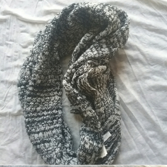 Victoria's Secret Static Oreo Scarf - Picture 8 of 8